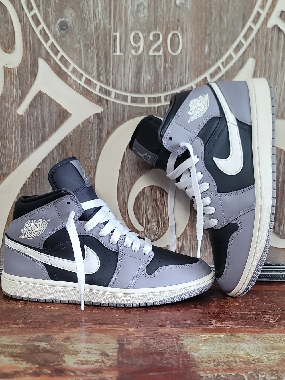 🔥 Nike Air Jordan 1 Mid Retro 